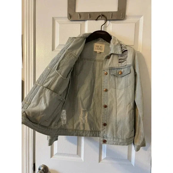 THREAD & SUPPLY Lightwash Distressed Denim
Jacket sz small - Picture 7 of 11